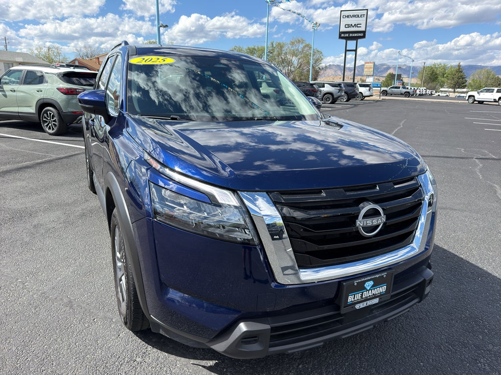 2025 Nissan Pathfinder SV